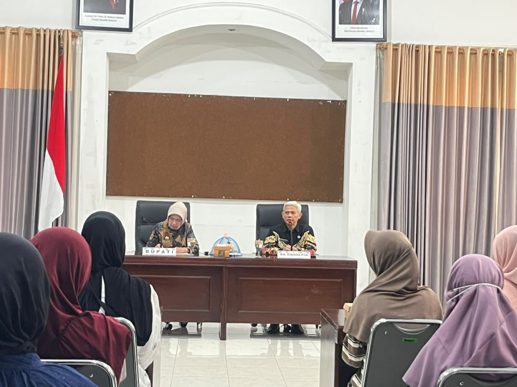 Pemkab Lumajang membuka 100 kuota beasiswa bagi mahasiswa baru dari keluarga yang membutuhkan