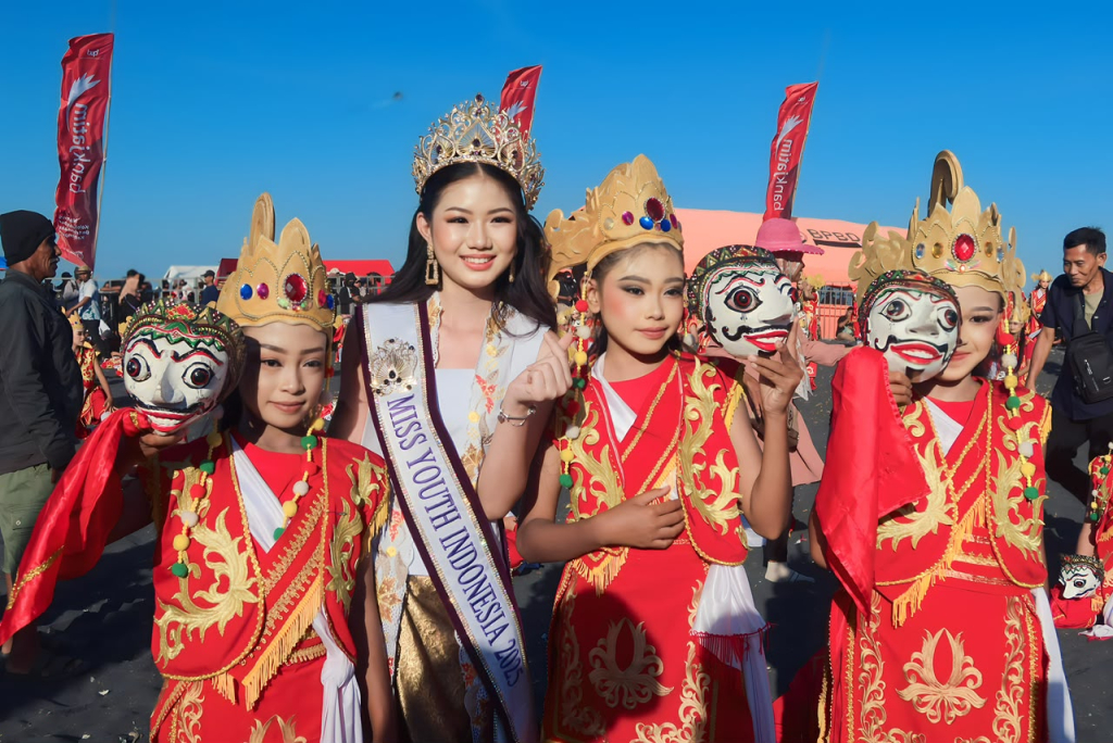 Miss Youth Indonesia 2025, Jollene Ferischea bersama dengan penari Festival Segoro Topeng Kaliwungu yang digelar di Pantai Watu Pecak, Desa Selok Awar-awar, Kecamatan Pasirian, Lumajang.