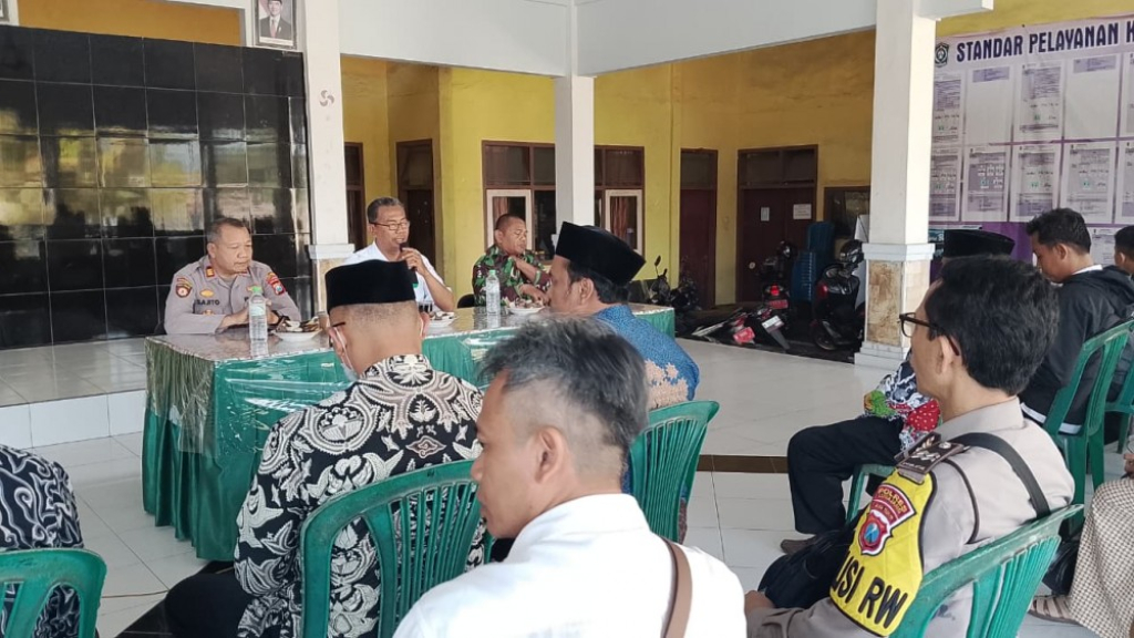 Camat Ranuyoso, Arif Mustofa, S.AP., memimpin rapat persiapan peringatan HUT Ke-81 Kemerdekaan Republik Indonesia di Kantor Kecamatan Ranuyoso (Foto: Anton )