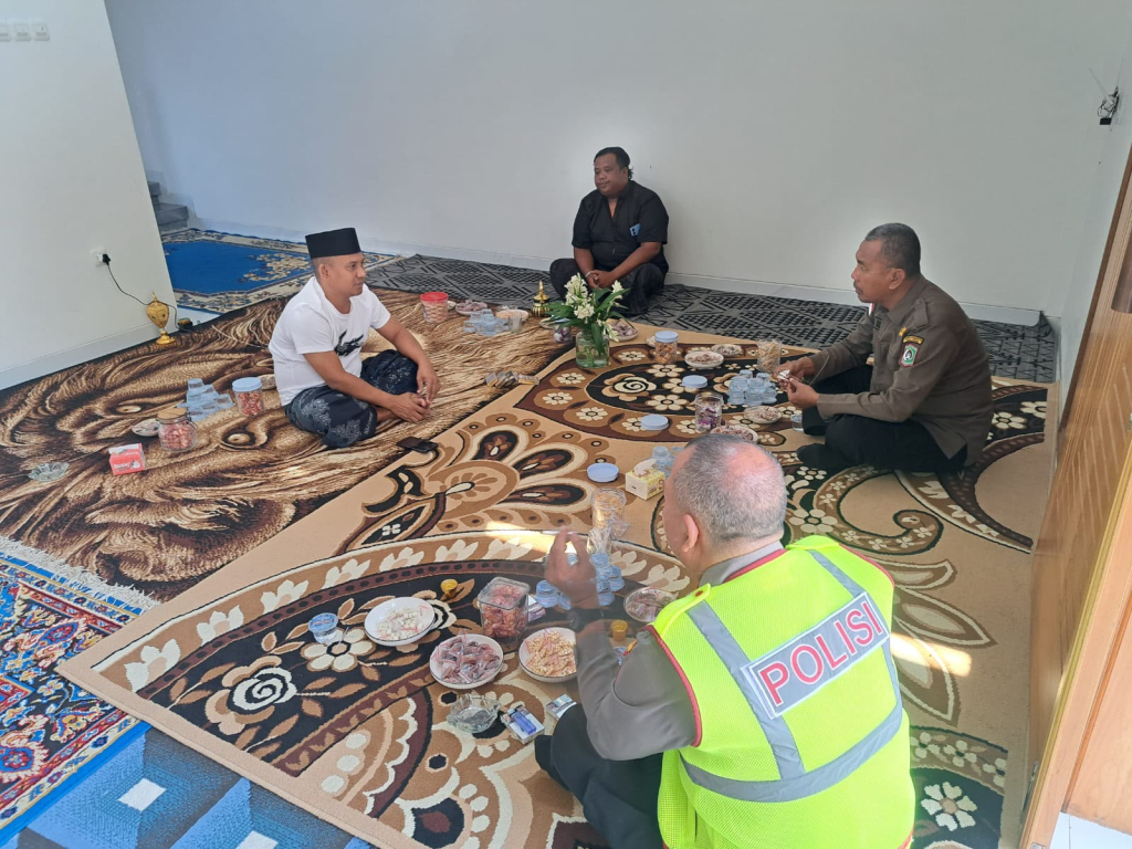 AKP Sajito saat silaturahmi ke rumah warga