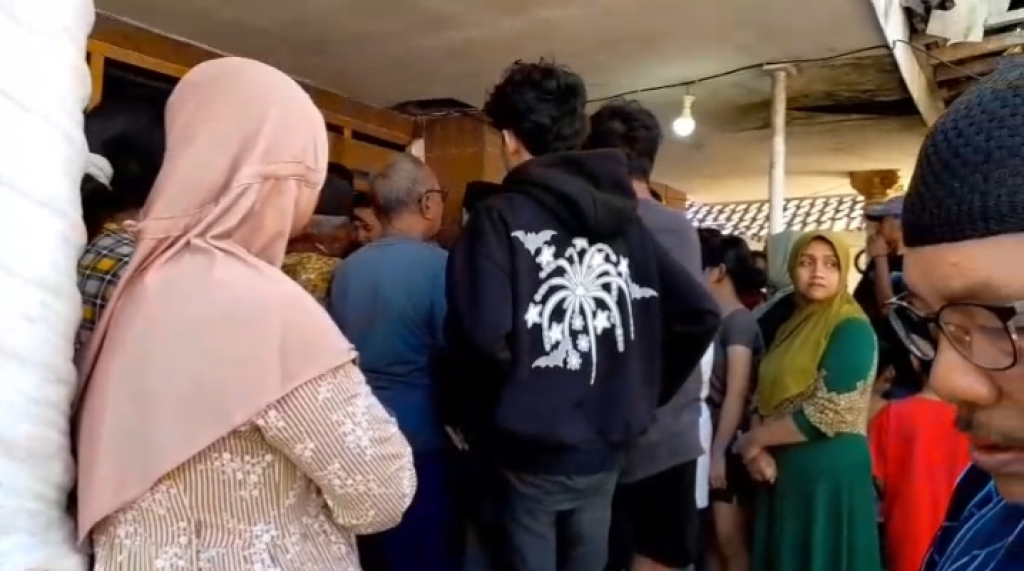 TKP saat dikerumuni oleh warga