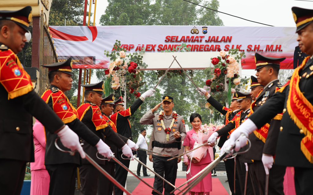 Upacara tradisi tersebut menjadi simbol penghormatan atas pengabdian sekaligus menandai pergantian kepemimpinan di Polres Lumajang.