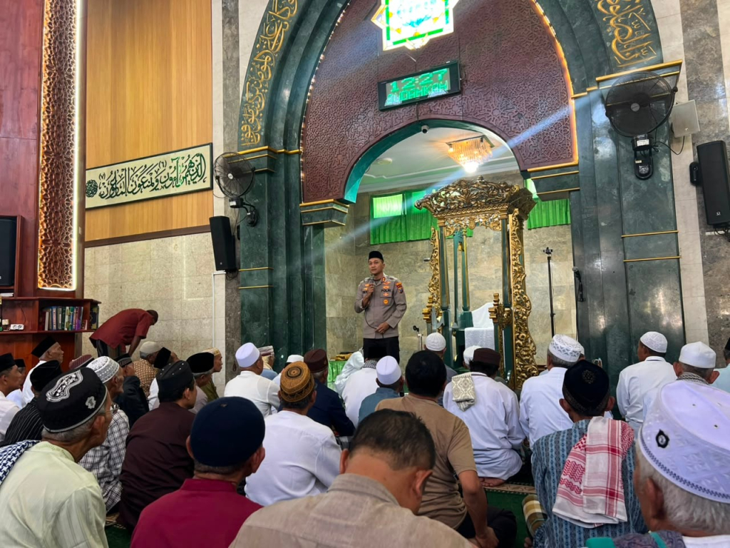 Kapolres Lumajang AKBP Riki saat safari Jumat