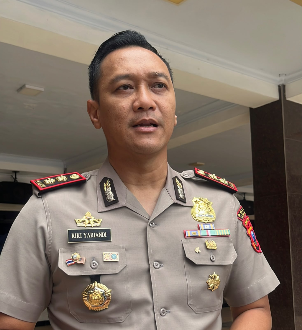 Kapolres Lumajang AKBP Riki saat diwawancarai