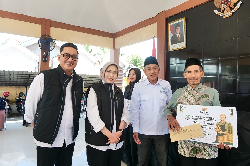 Bupati Lumajang Indah Amperawati bersama Wakil Bupati Yudha Adji Kusuma menyerahkan bantuan kepada masyarakat dalam kegiatan Setor Madu di Kecamatan Yosowilangun, Rabu (26/8/2026)