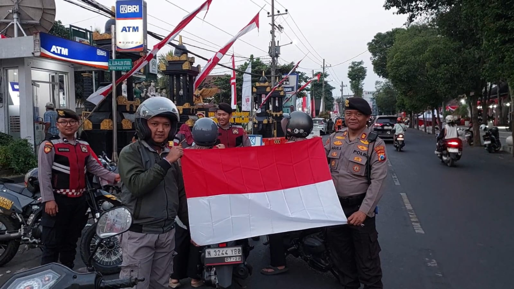 Pemberian bendera merah putih kepada pengendara