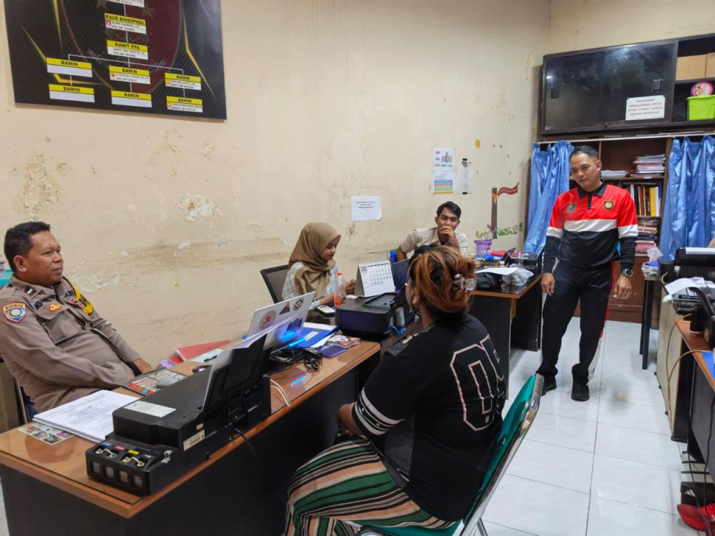 Terduga pelaku diamankan oleh polisi