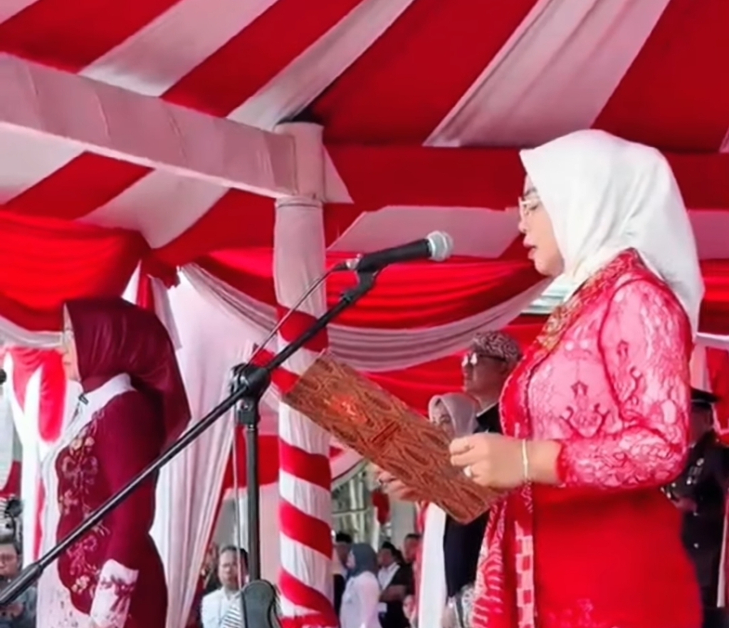 Ketua DPRD Lumajang bacakan teks proklamasi kemerdekaan HUT RI ke-81 di Alun-Alun Lumajang