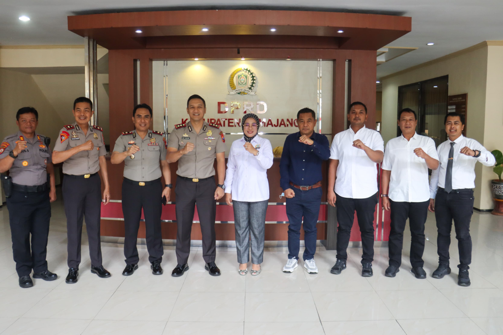 Kapolres Lumajang AKBP Riki (Tengah) disamping Ketua DPRD Lumajang saat berkunjung ke Kantor DPRD