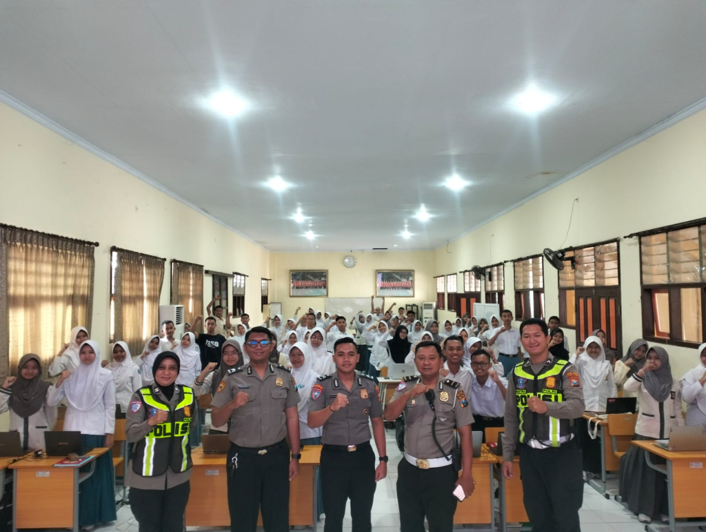 Satlantas Polres Lumajang saat melakukan sosialisasi ke sekolah