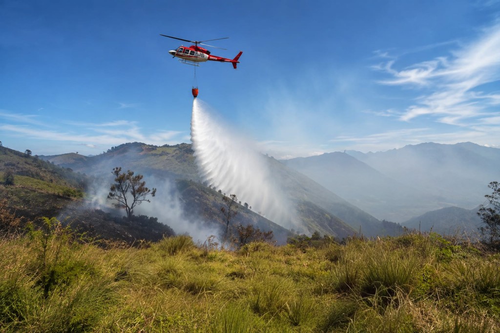 Helikopter melakukan water bombing untuk membantu memadamkan kebakaran hutan dan lahan di kawasan Taman Nasional Bromo Tengger Semeru (TNBTS), Kabupaten Lumajang. Upaya pemadaman dari udara dilakukan