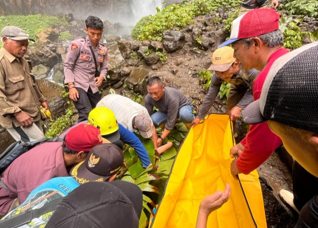 Tim Gabungan vakuasi Jenazah Perempuan yang Ditemukan Meninggal di Kawasan Wisata Kapas Biru