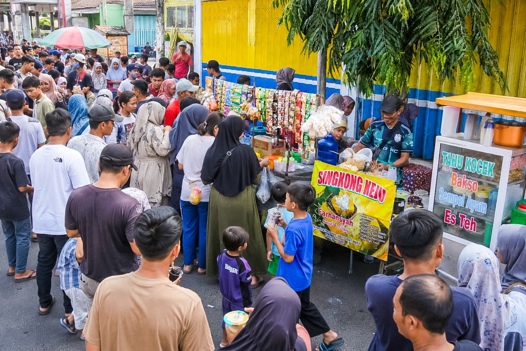 Deretan pedagang kaki lima saat berjualan di event Karnaval Kabupaten