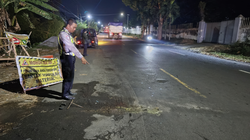 Anggota Satlantas Polres Lumajang saat melakukan olah TKP