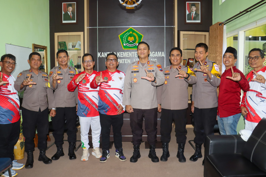 Kapolres Lumajang AKBP Riki Yariandi bersama jajaran Pejabat Utama (PJU) Polres Lumajang dan jajaran Kantor Kemenag Kabupaten Lumajang berfoto bersama usai kegiatan silaturahmi dan koordinasi.