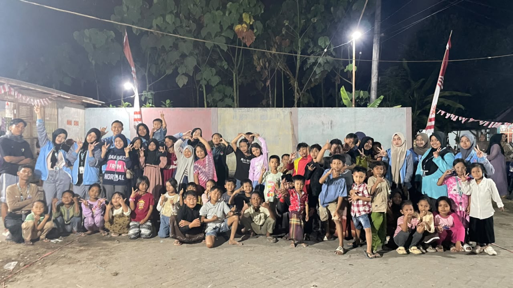 Mahasiswa berbaur dengan masyarakat sekitar