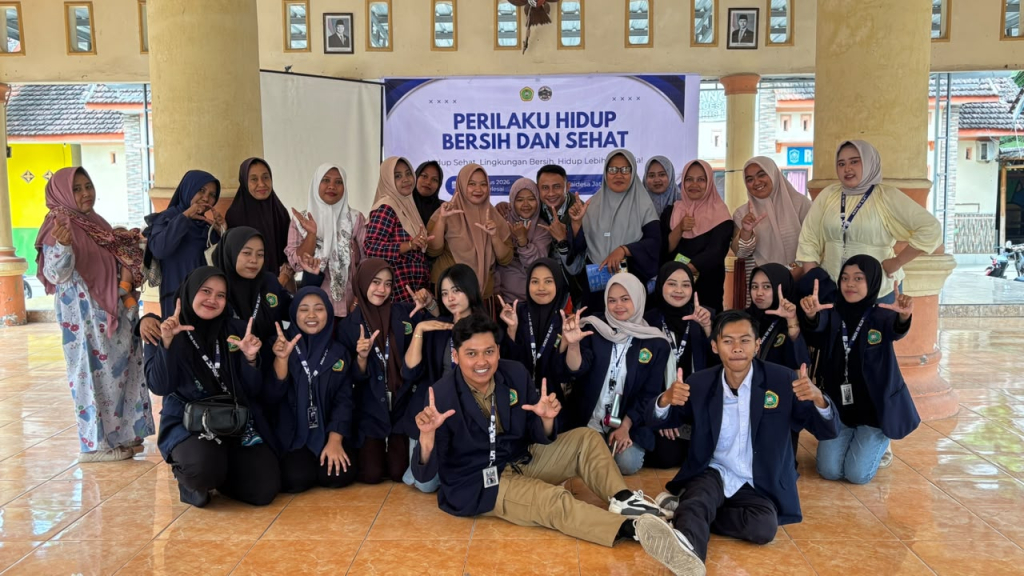 Foto bersama mahasiswa KKN STKIP PGRI Lumajang dan masyarakat Desa Jatirejo usai kegiatan sosialisasi PHBS.