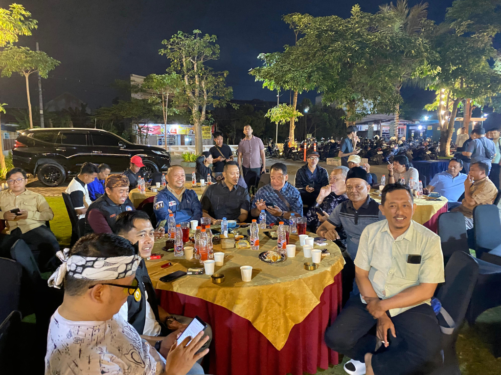 Kapolres Lumajang AKBP Riki Yuniardi bersama insan media usai forum diskusi di Alka Caffe