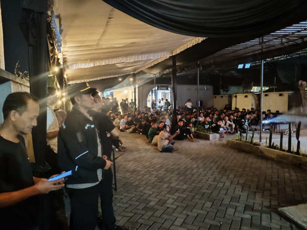 Suasana nobar bagi pendukung suporter bola