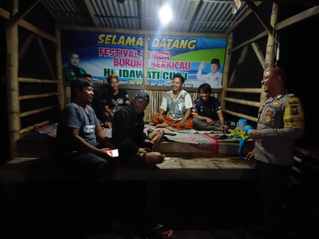 Anggota saat melakukan patroli dialogis malam