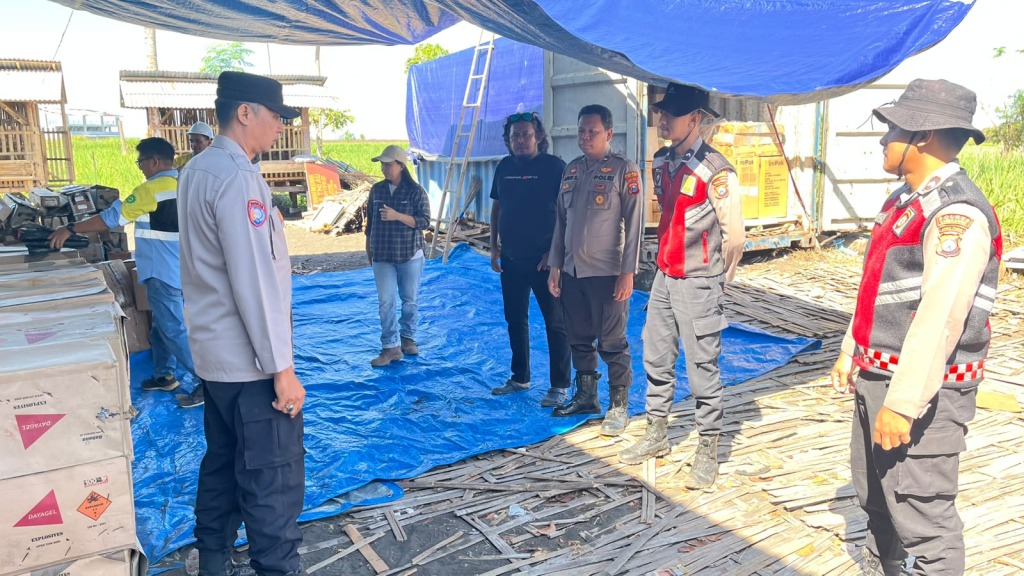 Personel gabungan Polres Lumajang dan Polsek Kunir melakukan pengamanan kegiatan pemusnahan bahan peledak di Area Weapon Range (AWR) Desa Pandanwangi, Kecamatan Tempeh, Lumajang, Selasa (25/8/2026).