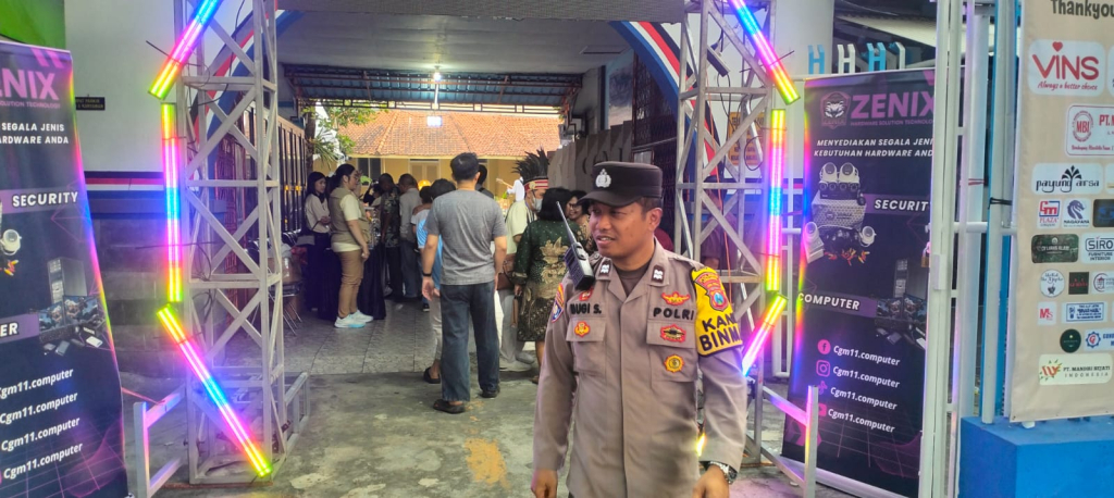 Anggota Polsek Kota mengamankan keberlangsungan acara