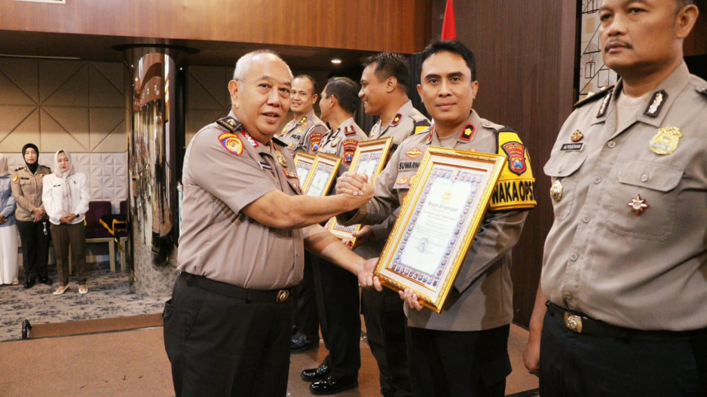 Karorena Polda Jawa Timur Brigjen Pol Harries Budiharto menyerahkan piagam penghargaan kepada Wakapolres Lumajang Kompol Suwarno dalam acara Penyerahan Piagam Penghargaan dan Arahan Karorena Polda