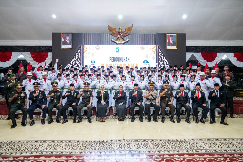 Bupati Lumajang bersama jajaran Forkopimda dan 75 anggota Paskibraka Kabupaten Lumajang Tahun 2026 berfoto bersama usai prosesi pengukuhan di Pendopo Arya Wiraraja, Sabtu (15/8/2026).