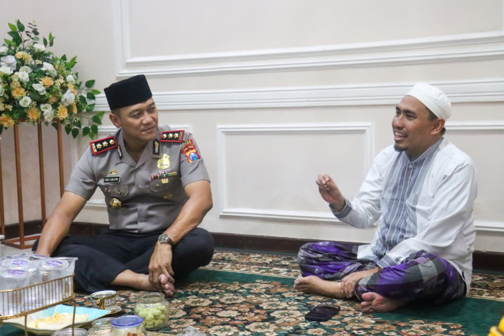 Silaturahmi tersebut menjadi momentum memperkuat sinergitas kepolisian dengan ulama dalam menjaga kamtibmas di Kabupaten Lumajang.