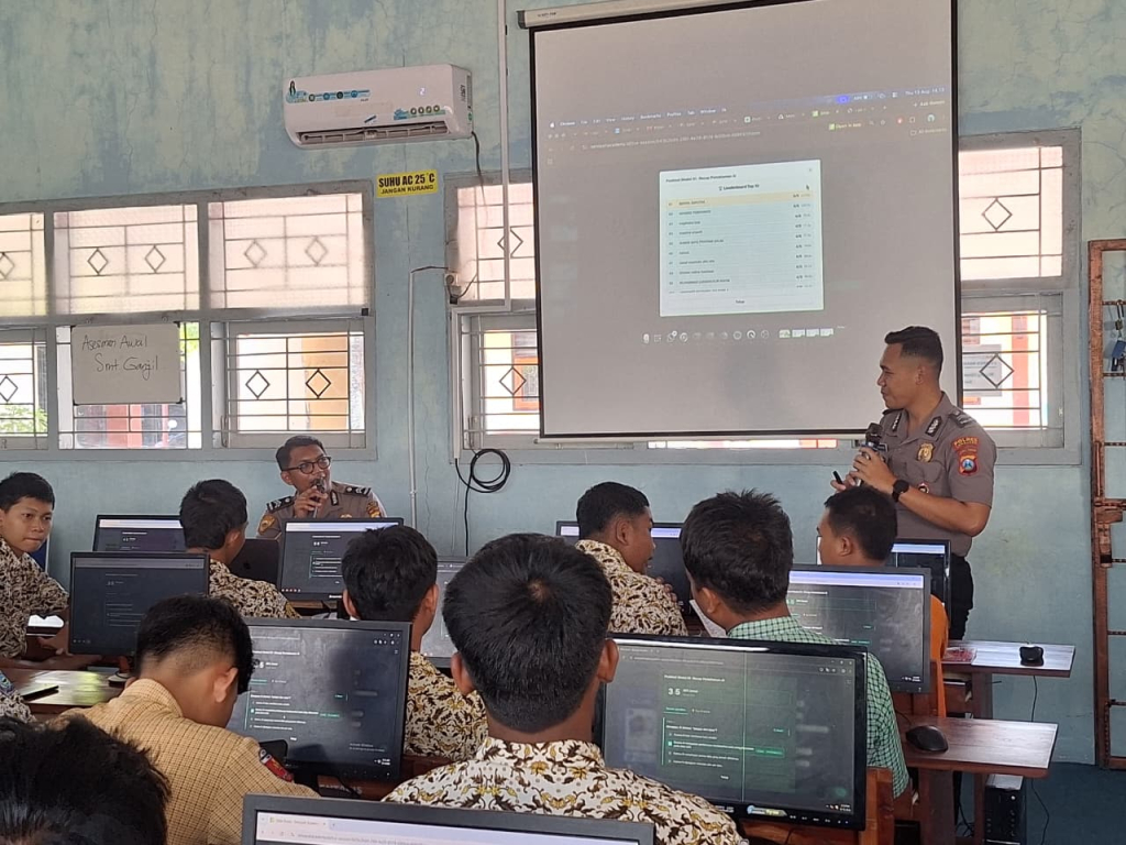 Anggota Satbinmas Polres Lumajang saat melakukan sosialisasi ke sekolah