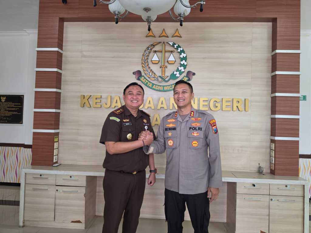 Kapolres Lumajang AKBP Riki Yariandi, S.H., S.I.K., M.H., bersilaturahmi dengan jajaran Kejaksaan Negeri Lumajang di Kantor Kejari Lumajang, Selasa (4/8/2026), sebagai langkah awal memperkuat sinergi