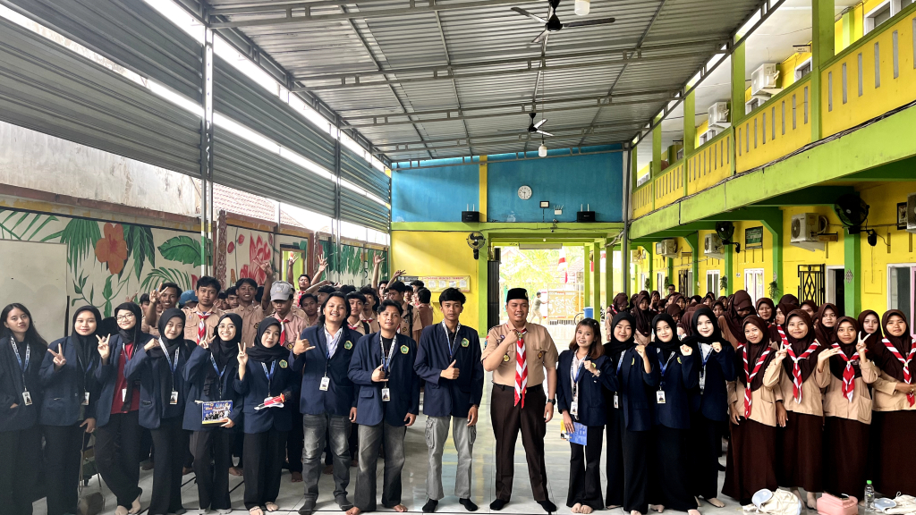 Mahasiswa KKN STKIP PGRI Lumajang bersama siswa SMK usai mengikuti sosialisasi “Merajut Relasi, Merawat Diri: Mencegah Pergaulan Bebas dan Membangun Hubungan yang Sehat” di Desa Kunir Kidul.