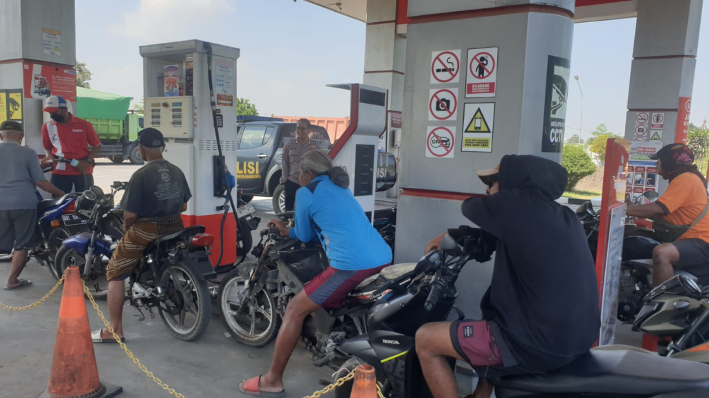 Polisi saat melakukan patroli di SPBU Nogosari