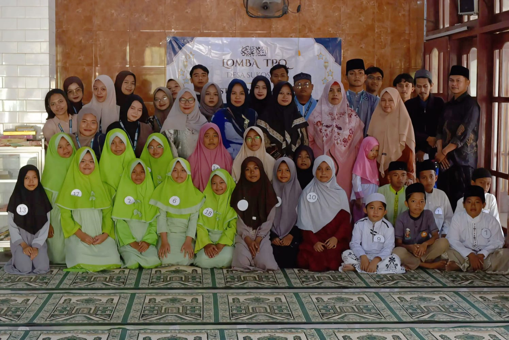 Foto bersama peserta dan panitia Lomba TPQ Desa Sukosari bersama mahasiswa KKN STKIP PGRI Lumajang, dewan juri, serta pengurus TPQ.