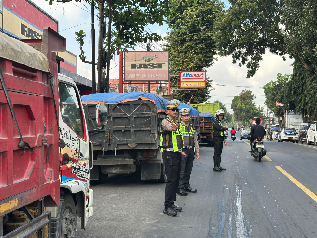 Kasat Lantas Polres Lumajang AKP Bayu Pratama Sudirno bersama anggota turun langsung melakukan pengawasan dan penertiban kendaraan pada jam pembatasan