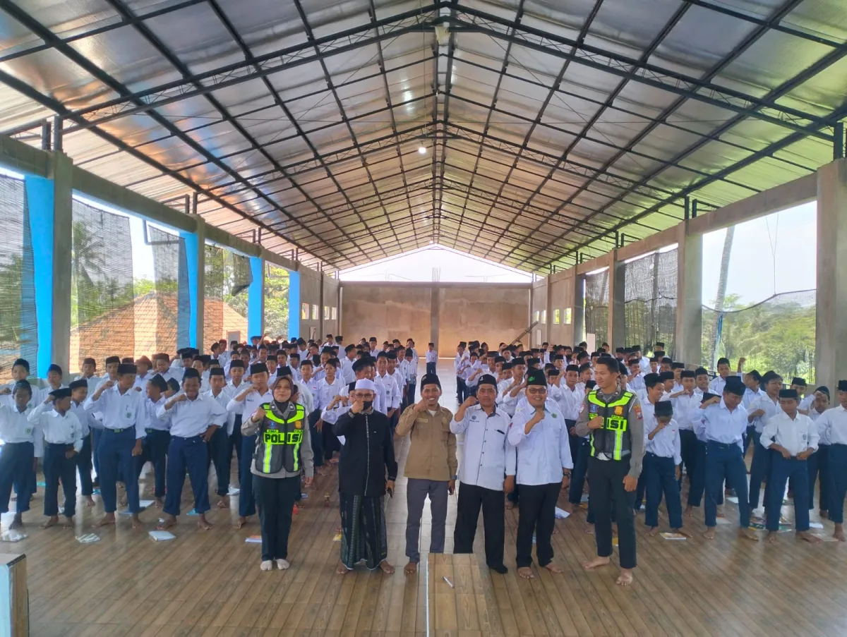 Police Goes to Pesantren, Polantas Lumajang Bekali Pelajar Jurus Aman di Jalan Raya