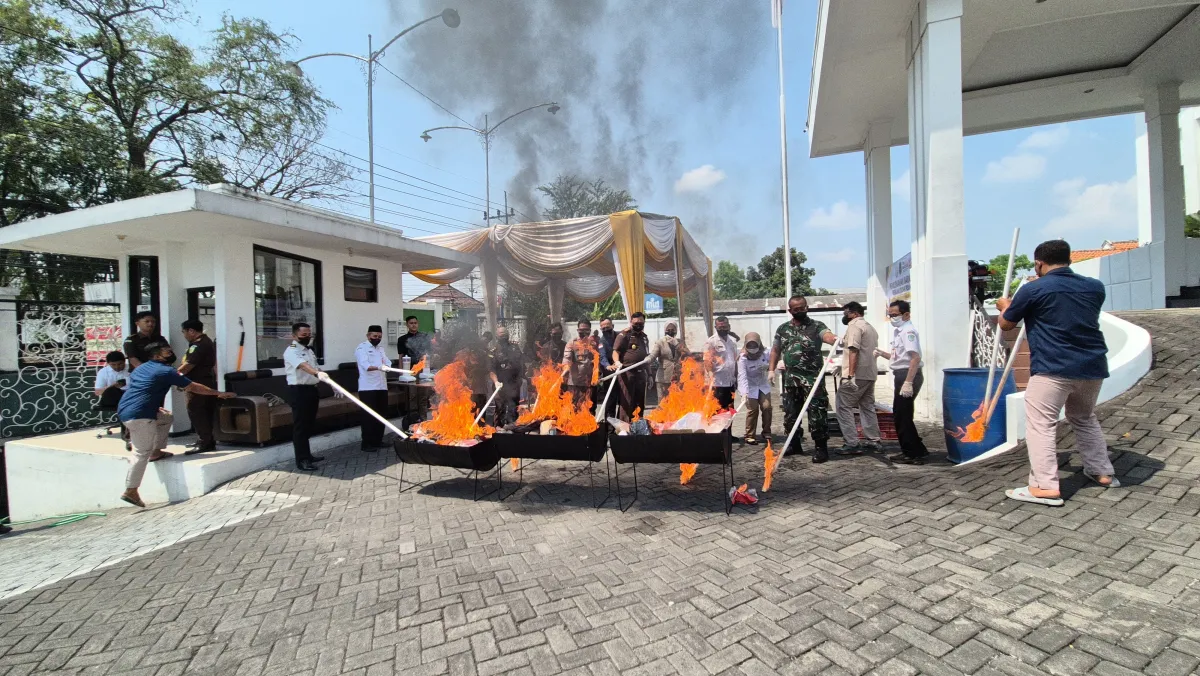 Kejari Lumajang Musnahkan Barang Bukti 54 Perkara, Narkotika Mendominasi