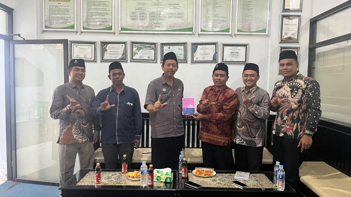 MTs Miftahul Ulum 2 Serahkan Buku Karya Guru dan Siswa ke Kemenag Lumajang