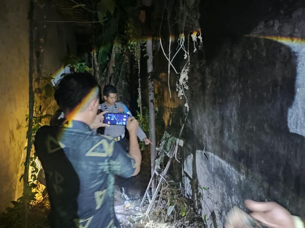 Polisi ketika melakukan olah TKP