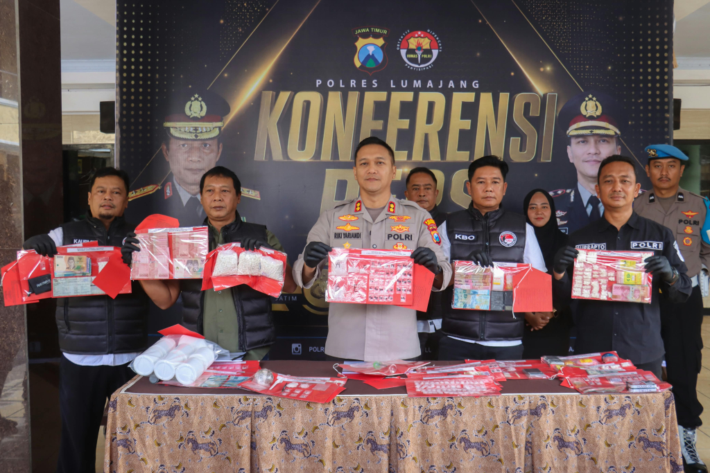 Kapolres Lumajang AKBP Riki (Tengah) saat konferensi pers