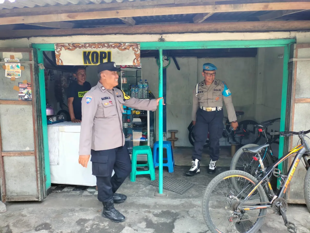 Polsek Tempeh Patroli Pertokoan, Cegah Curanmor dan Gangguan Kamtibmas