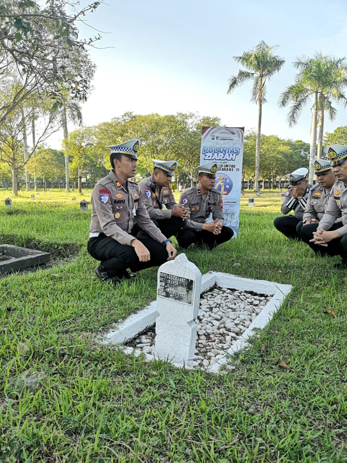 Jelang Hari Lalu Lintas Bhayangkara ke-71, Polantas Lumajang Ziarah ke TMP Kusuma Bangsa