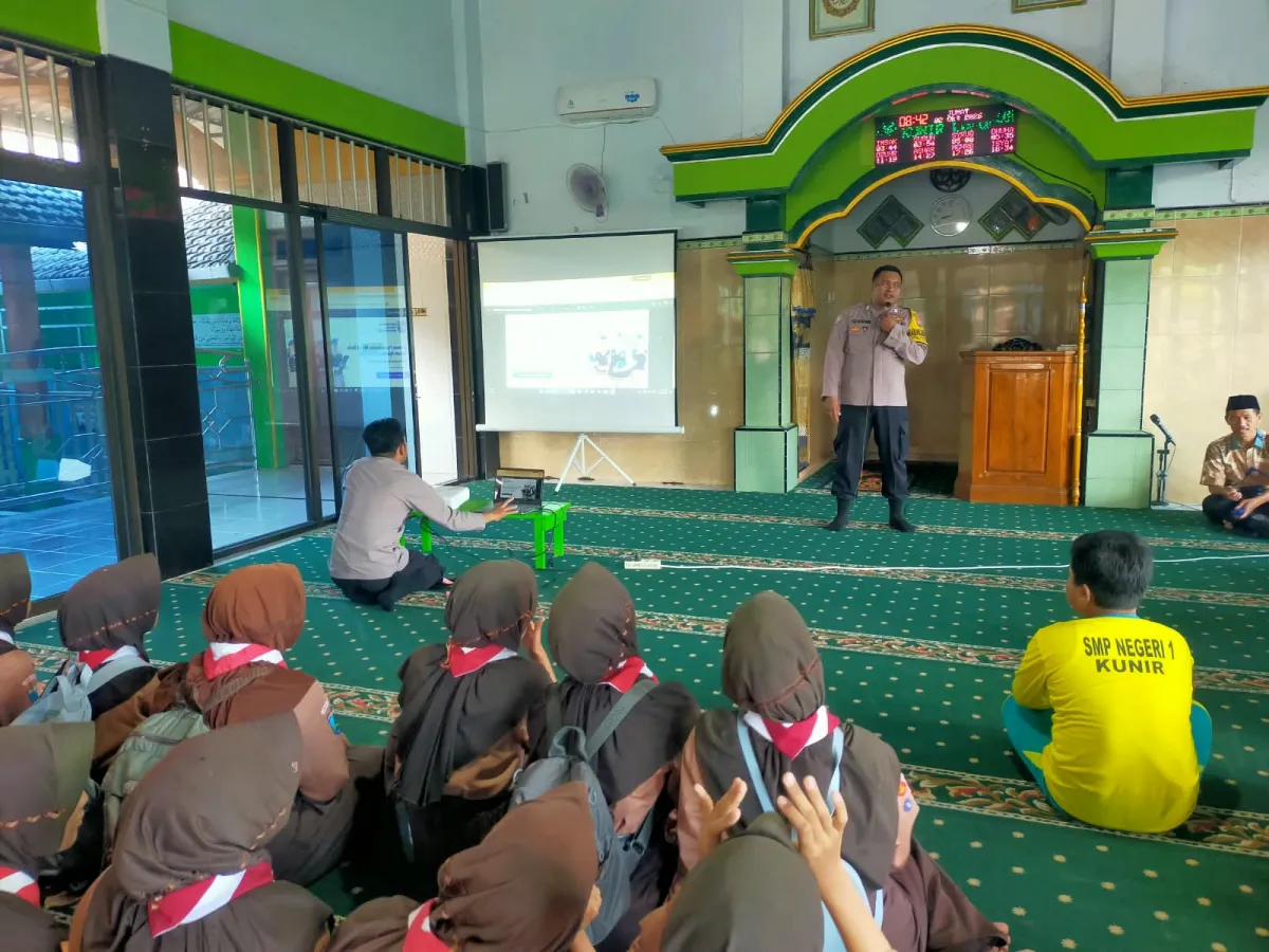 Polsek Kunir Kenalkan SMA Kemala Taruna Bhayangkara, Sasar Siswa Kelas IX SMPN 1 Kunir