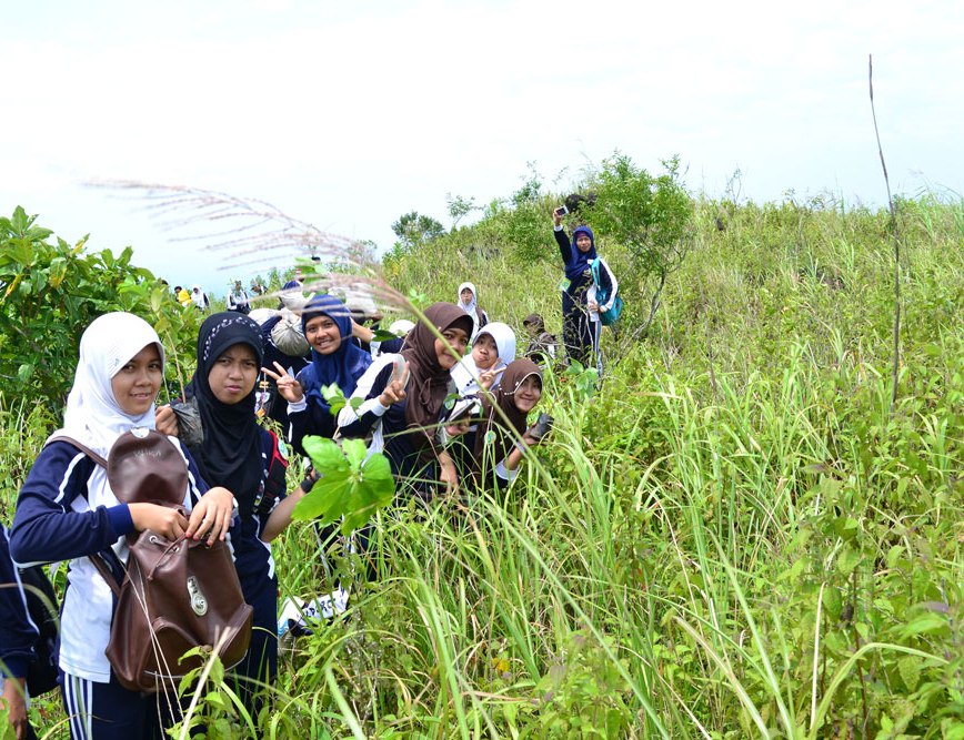 Pelajar Lumajang Peduli Alam Gunung Lemongan