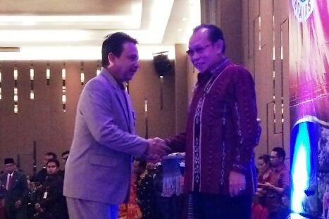 Peduli KB, Bupati Lumajang Terima Manggala Karya Kencana