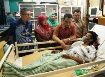 Bupati Lumajang Jengguk Tosan di RSSA Malang