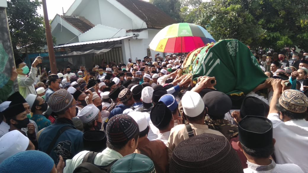 Keranda Jenazah KH. Adnan Syarif dikerumuni pelayat saat dibawa ke Peristirahatan Terakhir.