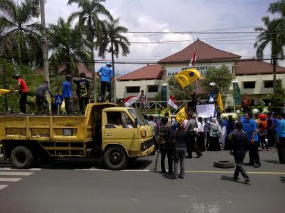 Demo Jalan Rusak Tempeh-Lumajang, Aktivis PMII Desak Bupati Masdar Mundur