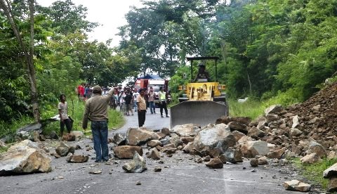 Rawan Longsor, BPBD Runtuhkan Batu di KM 58 Piket Nol