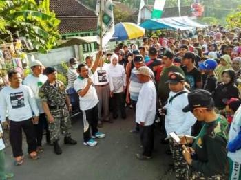 Woow...!! Mlaku Bareng Cak Kaji Thoriqul Haq Dibanjiri Ribuan Warga